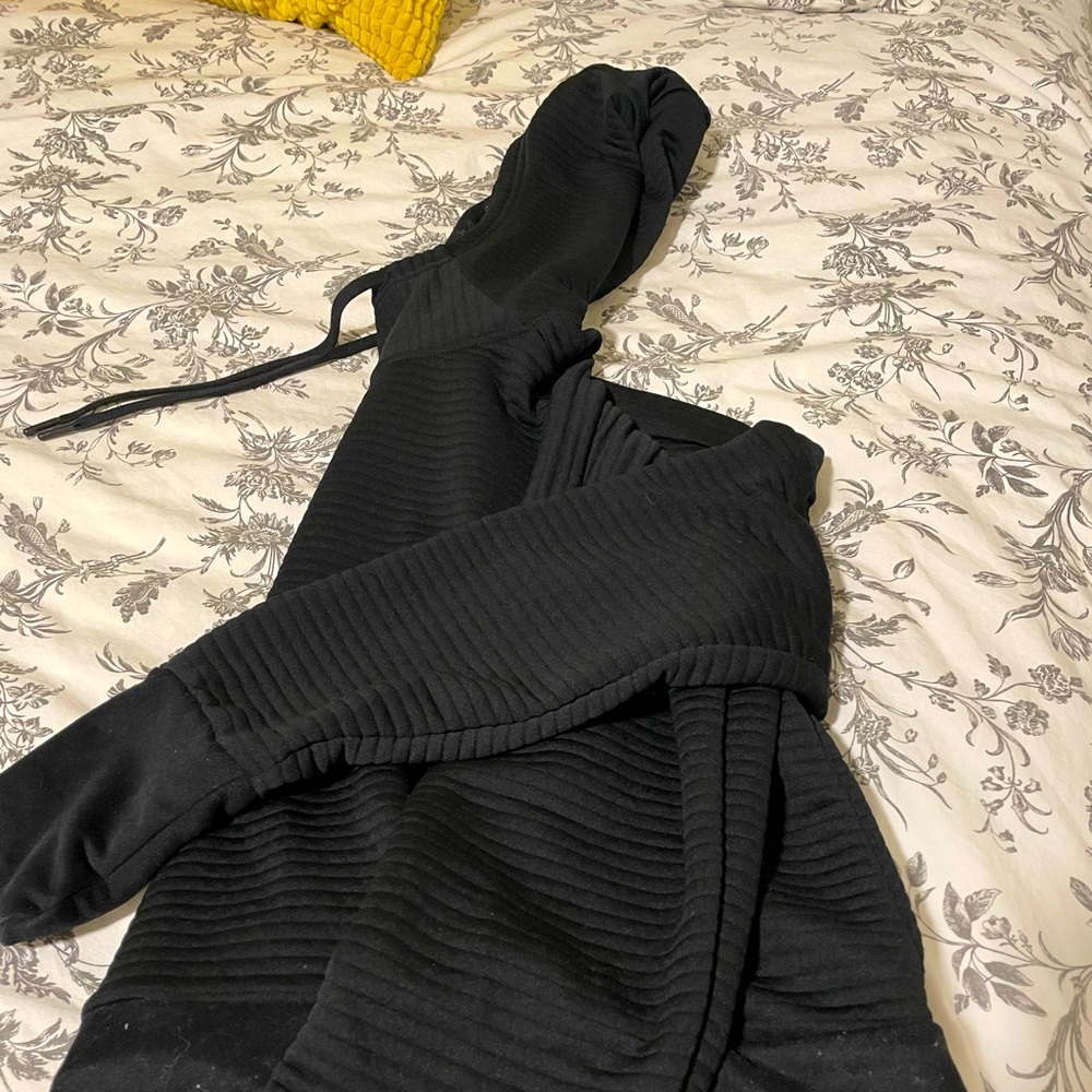 Nike medium pull over. Never worn!